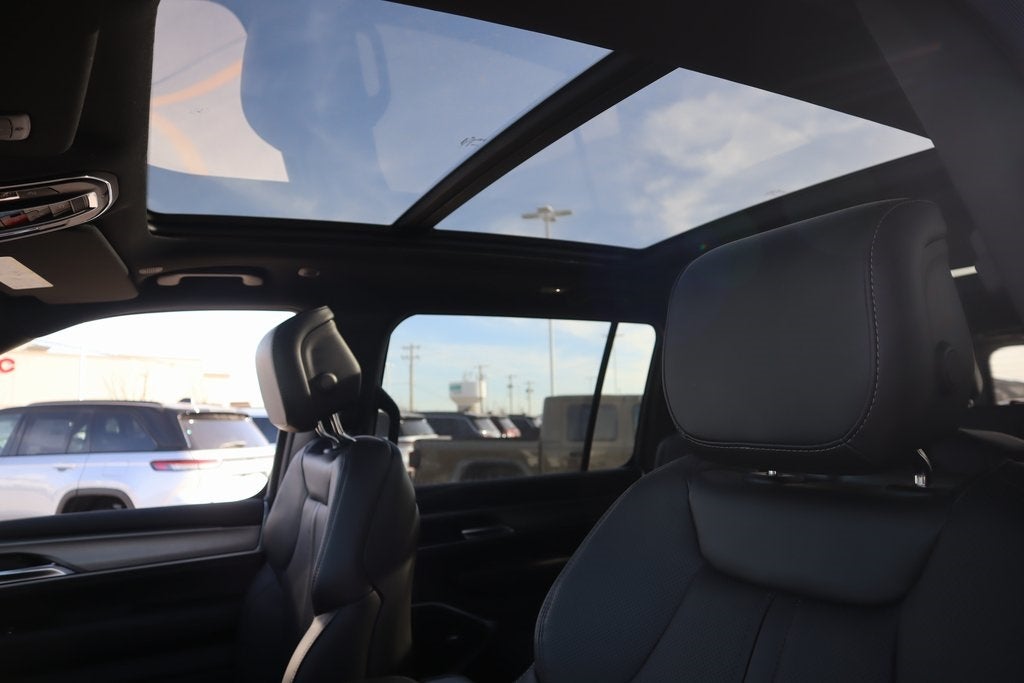 2025 Jeep Wagoneer Base