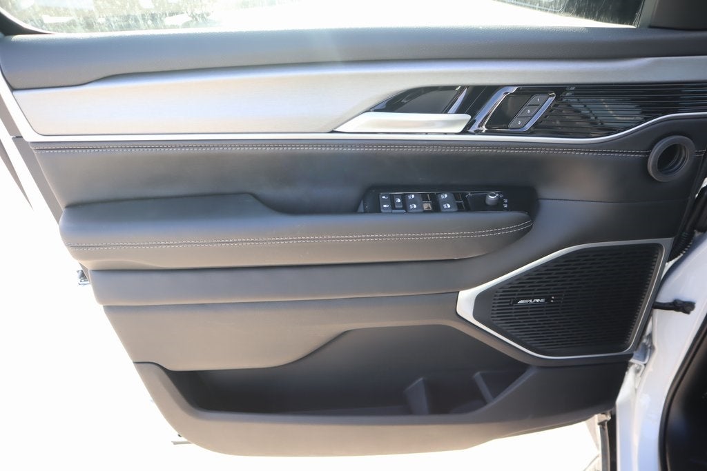 2025 Jeep Wagoneer Base