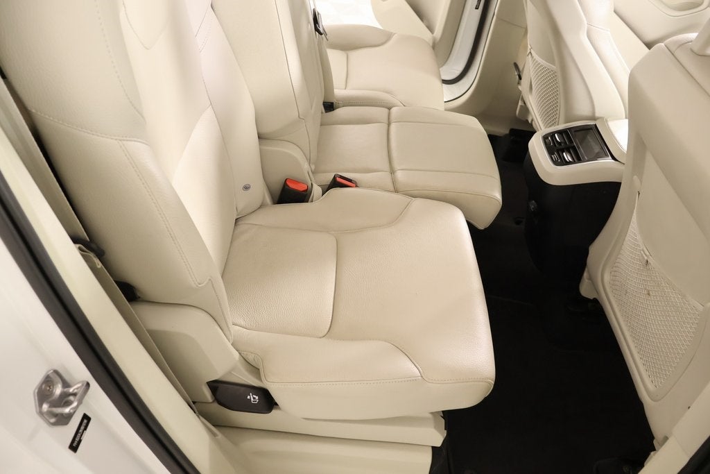 2022 Volvo XC90 T5 Momentum