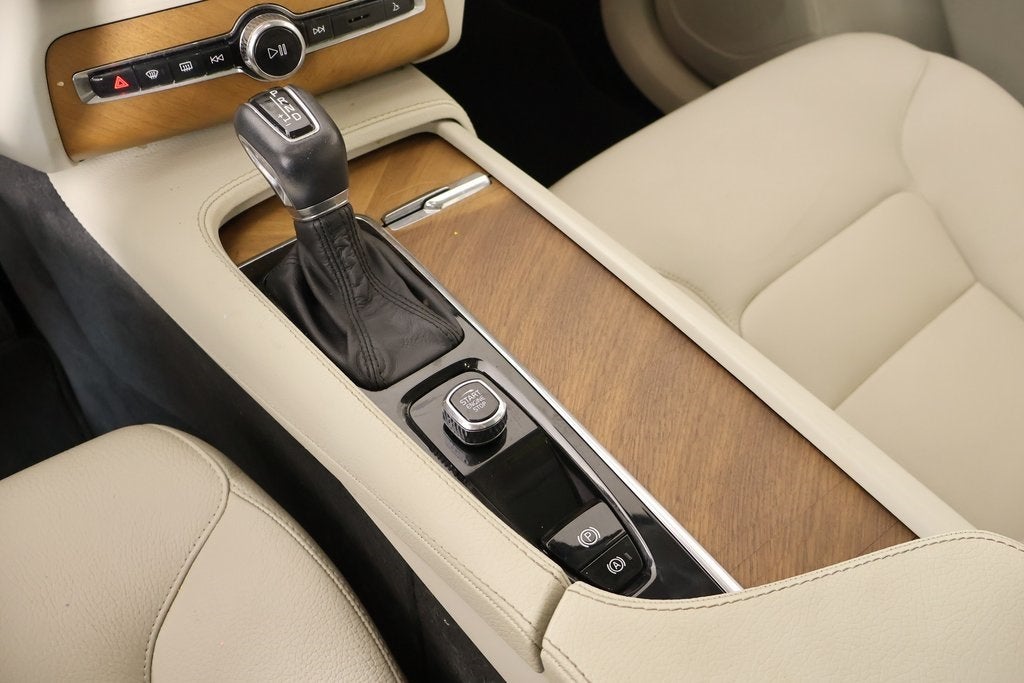 2022 Volvo XC90 T5 Momentum